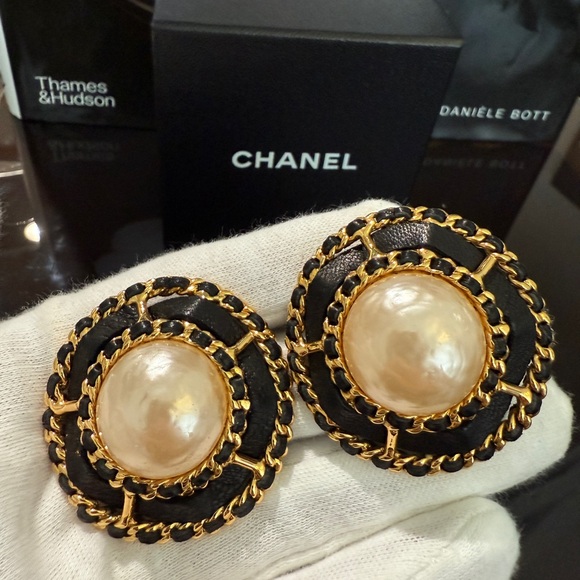 24K gold plated CHANEL vintage pearl Lambskin large clip on earrings - Picture 5 of 16